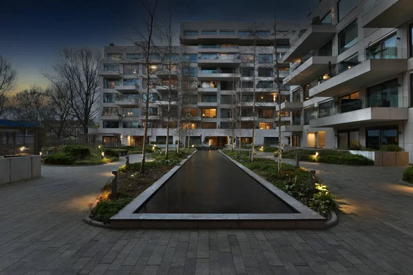 Amsterdam Niederlande April 2021 Ein Apartmentkomplex Der Nacht Mit Lichtern — Stockfoto
