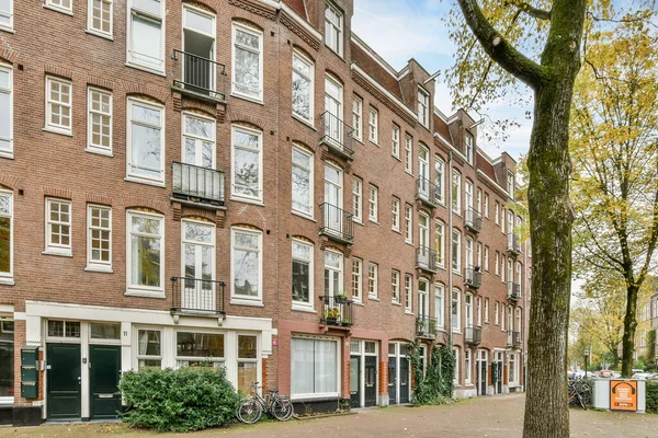 Амстердам Нидерланды Апреля 2021 Года Городская Улица Припаркованными Автомобилями Сбоку — стоковое фото