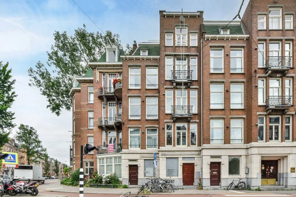 Amsterdam Holandia Kwietnia 2021 Budynek Mieszkalny Rowerami Zaparkowanymi Przed Nim — Zdjęcie stockowe