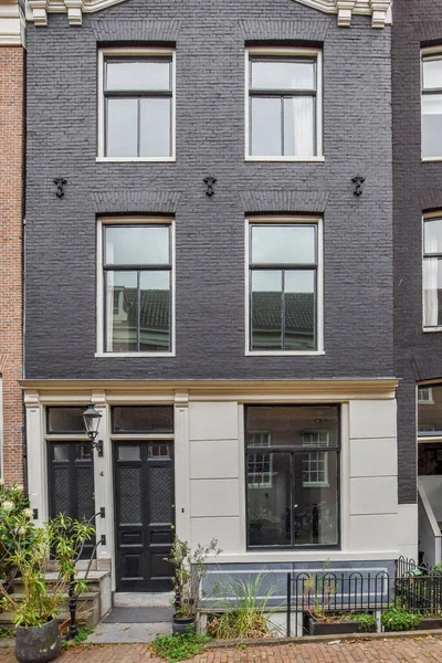 Amsterdam Niederlande April 2021 Ein Mehrfamilienhaus Mitten Amsterdam Auf Beiden — Stockfoto
