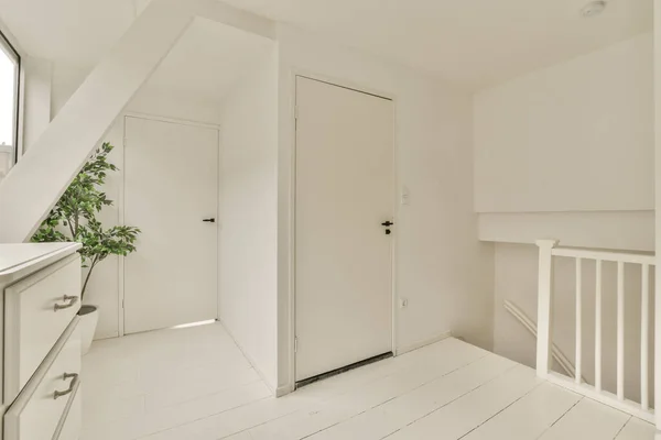 Een Lege Kamer Met Witte Muren Houten Vloeren Aan Linkerkant — Stockfoto