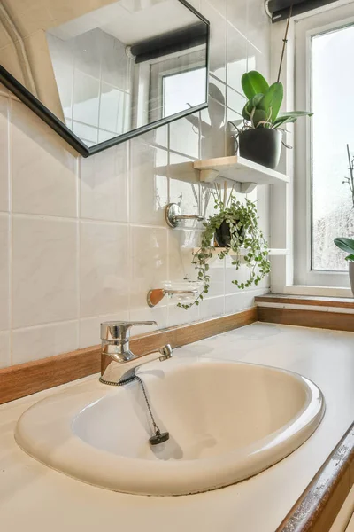 Banheiro Com Uma Planta Espelho Acima Dele Uma Janela Aberta — Fotografia de Stock