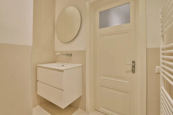 Łazienka Umywalką Lustrem Papierem Toaletowym Wydawanym Ścianie Obok Drzwi — Zdjęcie stockowe