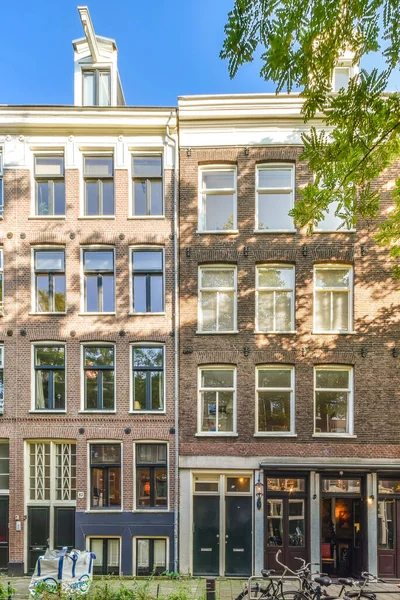 Амстердам Нидерланды Апреля 2021 Года Многоквартирный Дом Велосипедами Припаркованными Тротуаре — стоковое фото