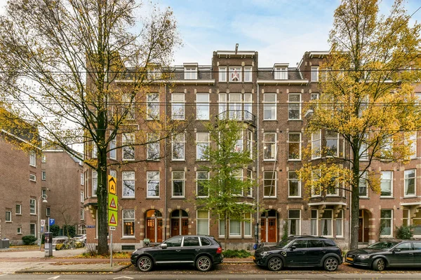 Amsterdam Niederlande April 2021 Zwei Autos Parken Vor Einem Mehrfamilienhaus — Stockfoto