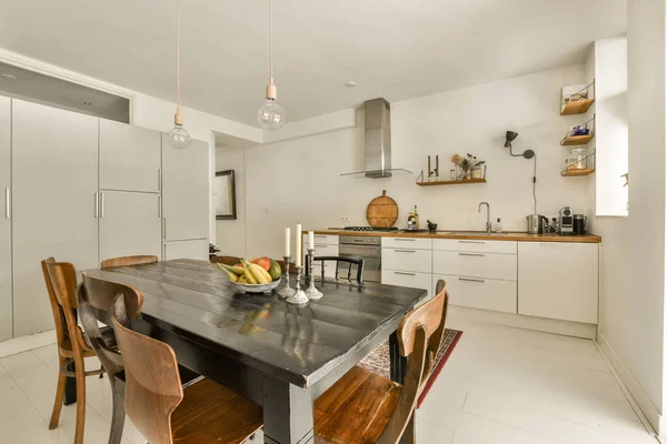 Uma Cozinha Sala Jantar Uma Casa Com Azulejos Brancos Chão — Fotografia de Stock