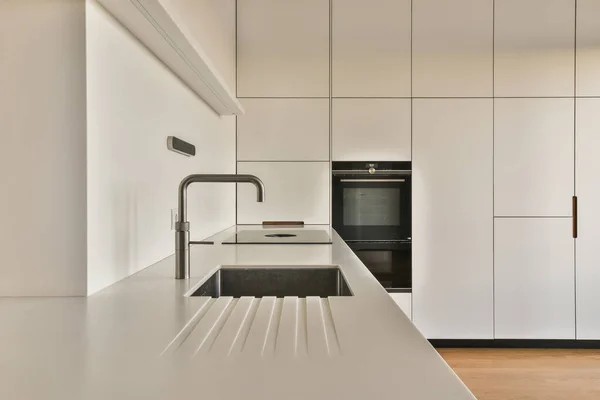 Eine Küche Mit Weißen Schränken Und Einem Backofen Der Ecke — Stockfoto