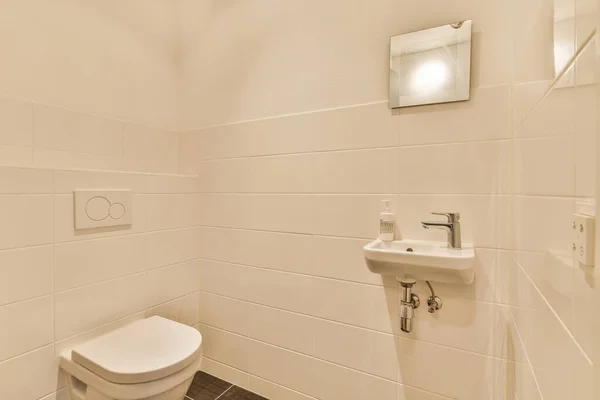 Egy Kis Fürdőszoba Fehér Csempe Falak Fekete Csempe Padlón Van — Stock Fotó