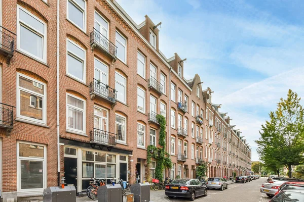 Άμστερνταμ Ολλανδία Απριλίου 2021 Ένας Δρόμος Της Πόλης Αυτοκίνητα Σταθμευμένα — Φωτογραφία Αρχείου