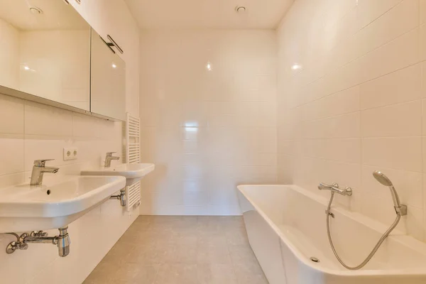 浴槽の前に2つの洗面台と浴槽があるバスルーム鏡と洗面台 — ストック写真