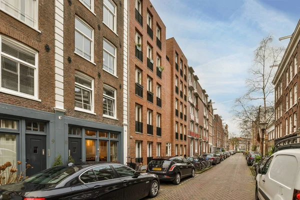 Amsterdam Hollanda Nisan 2021 Tuğlalı Bir Caddenin Kenarına Park Edilmiş — Stok fotoğraf