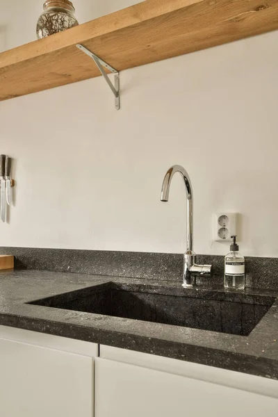 Νεροχύτη Κουζίνας Και Βρύση Λευκό Δωμάτιο Πάγκους Από Μαύρο Γρανίτη — Φωτογραφία Αρχείου