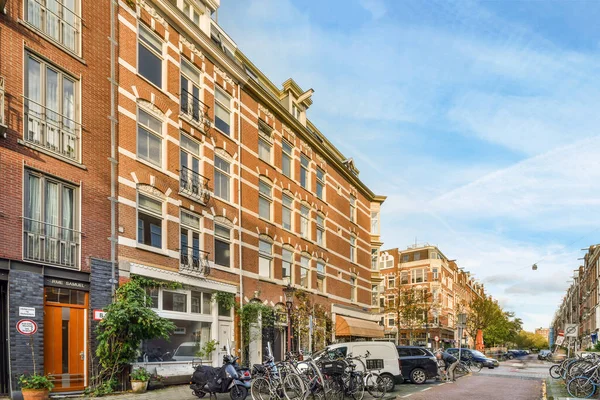 Amsterdam April 2021 Een Stadsstraat Met Fietsen Geparkeerd Trottoirs Gebouwen — Stockfoto