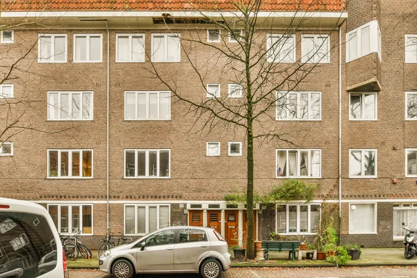 Amszterdam Hollandia 2021 Április Egy Autó Parkol Épület Előtt Sok — Stock Fotó