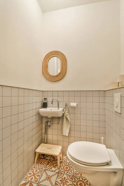 Łazienka Toaletą Umywalką Lustrem Ścianie Nią Jest Podłoga Płytek Która — Zdjęcie stockowe