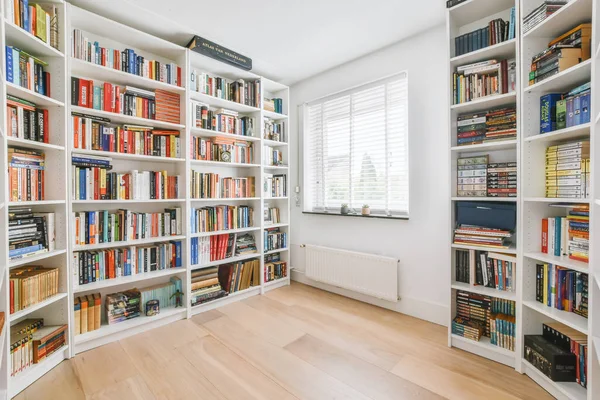 Amsterdam Holandia Kwietnia 2021 Biblioteczka Rogu Pokoju Drewnianą Podłogą Białą — Zdjęcie stockowe