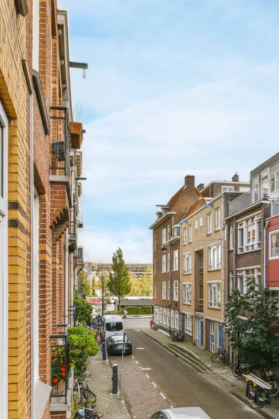 Een Stadsstraat Met Gebouwen Fietsen Geparkeerd Aan Kant Van Weg — Stockfoto