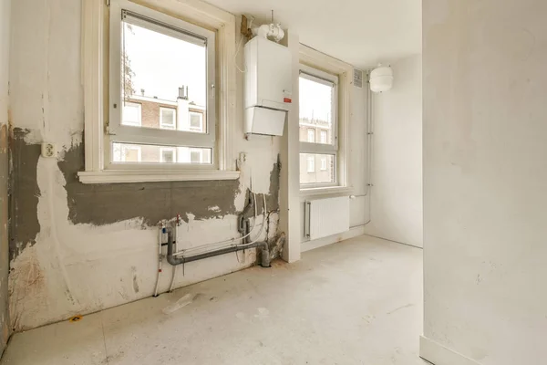 Una Habitación Inacabada Que Sido Pintada Blanco Está Utilizando Como — Foto de Stock