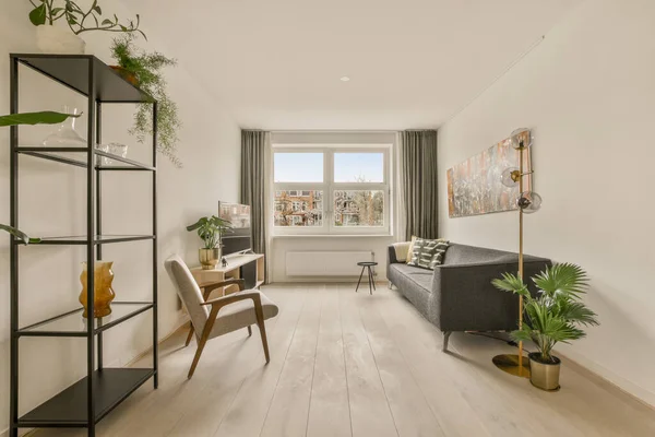 Ruang Tamu Dengan Dinding Putih Dan Lantai Kayu Tengah Ruangan — Stok Foto