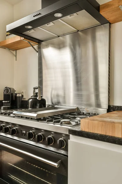 Кухня Духовою Шафою Плитою Посудомийною Машиною Фото Зроблена Вікна Переднього — стокове фото