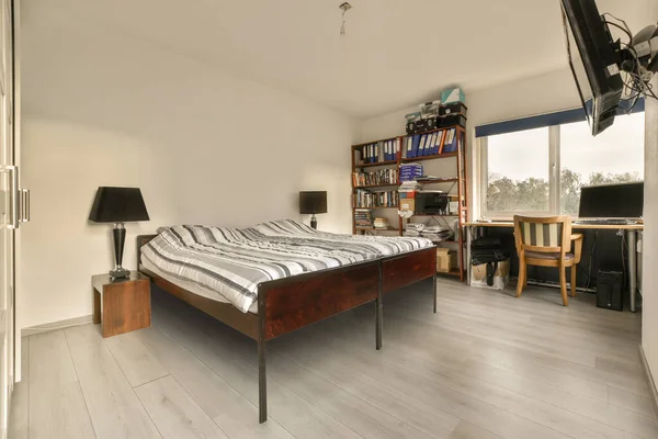 2021年4月10日 荷兰阿姆斯特丹 房间里有床 书桌和书柜的卧室是非常浅灰色的木地板 — 图库照片