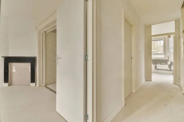 Una Habitación Vacía Con Una Chimenea Centro Paredes Blancas Ambos — Foto de Stock