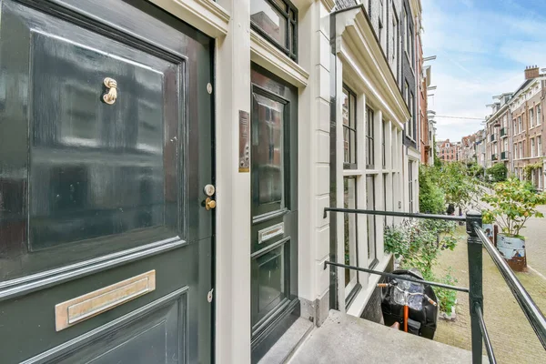 Amsterdam Hollanda Nisan 2021 Amsterdam Bir Apartmanın Kapısı Her Iki — Stok fotoğraf