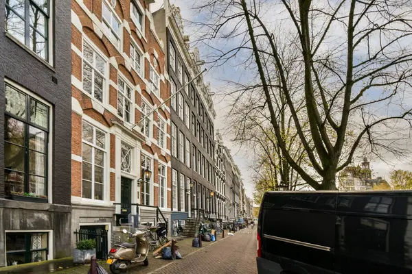 Amsterdam Nizozemsko Dubna 2021 Městská Ulice Auty Zaparkovanými Boku Chodníky — Stock fotografie