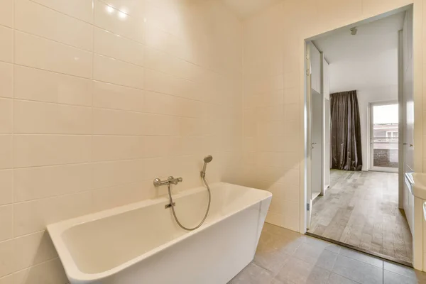 Ein Badezimmer Mit Badewanne Und Toilette Vordergrund Das Bild Wurde — Stockfoto
