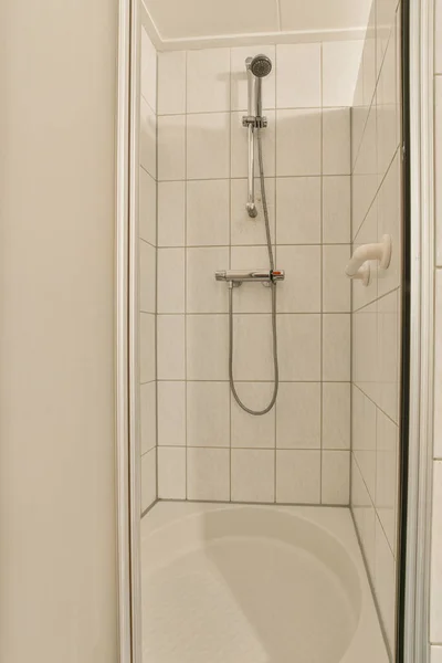 Mała Łazienka Prysznicem Rogu Jak Widać Góry Podłogi — Zdjęcie stockowe