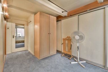 Bir odanın içi çok temiz ve ofis alanı ya da spor salonu olarak kullanılmaya hazır.