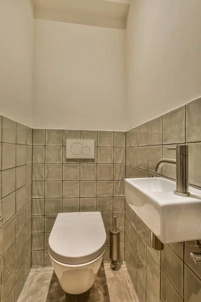 左側の隅の壁にトイレと洗面器と鏡を備えたバスルーム — ストック写真