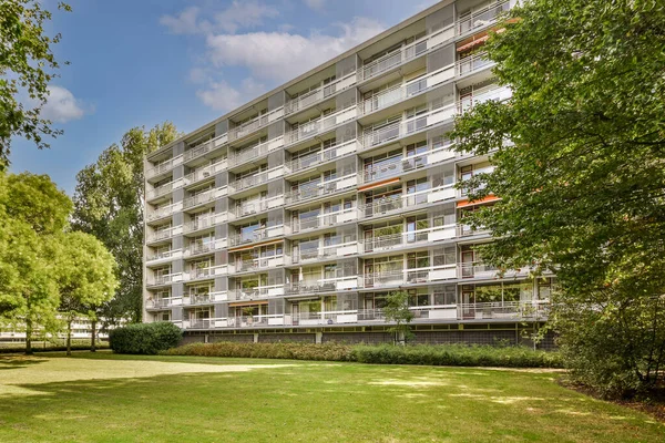 Amsterdam April 2021 Een Appartementencomplex Met Groen Gras Bomen Voorgrond — Stockfoto