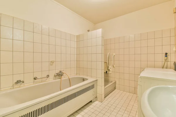 Banheiro Com Banheira Pia Papel Higiênico Dispensado Parede Lado Banheira — Fotografia de Stock