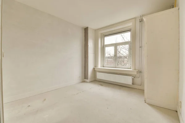 Una Habitación Vacía Con Paredes Blancas Ninguna Persona Pie Esquina — Foto de Stock