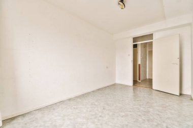 Beyaz duvarları olan boş bir oda ve diğer duvardaki hiçbir kapı içeriden çekilmemiş.