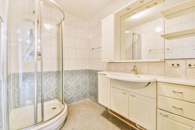 Banyo çok temiz ve bizim için hazır. Duş kabini ya da evde oda olarak kullanabileceğimiz.