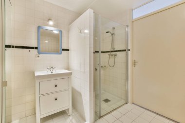 Banyo, banyo ve lavabo. Duş alanının kapısının köşesinde.