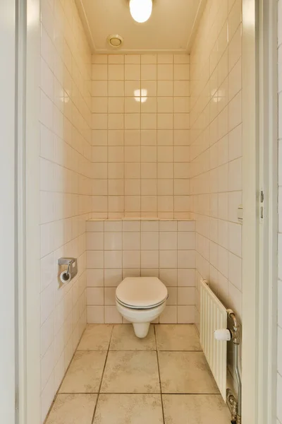 Banheiro Banheiro Com Paredes Azulejos Azulejos Brancos Parede Uma Porta — Fotografia de Stock