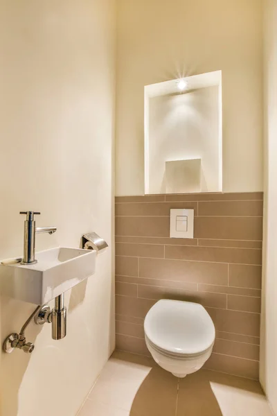 Banheiro Com Uma Pia Espelho Acima Vaso Sanitário Que Não — Fotografia de Stock