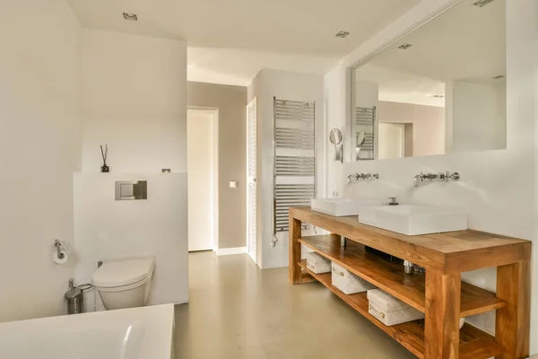 白い壁と木の虚栄心シンクと鏡を背景にしたモダンなバスルームは露天風呂です — ストック写真