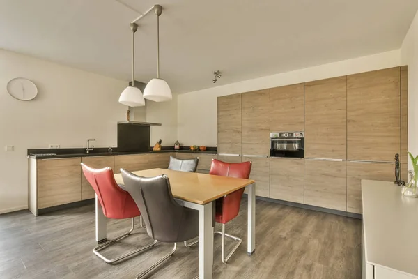 Dapur Dan Ruang Makan Apartemen Modern Dengan Dinding Berpanel Kayu — Stok Foto