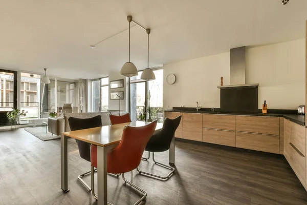 Una Cocina Comedor Apartamento Moderno Con Suelos Madera Paredes Blancas — Foto de Stock