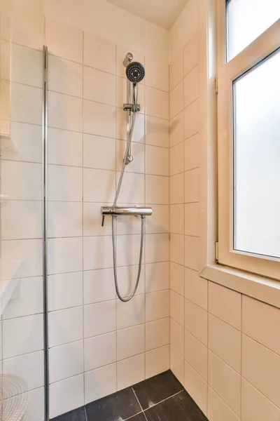 Uma Casa Banho Com Azulejos Brancos Piso Preto Nas Paredes — Fotografia de Stock