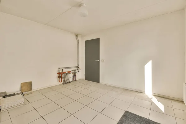 Ein Leerer Raum Mit Weißen Wänden Und Fliesenboden Der Mitte — Stockfoto