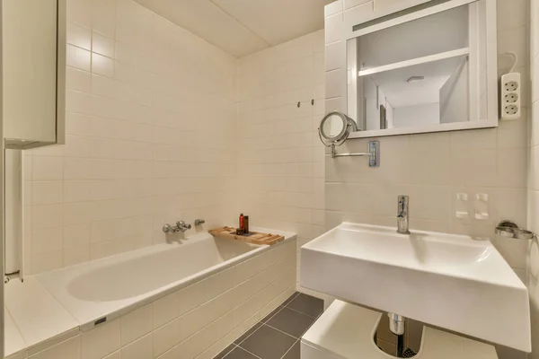 Ванная Комната Раковиной Зеркалом Туалетной Бумагой Стене Рядом Ванной — стоковое фото