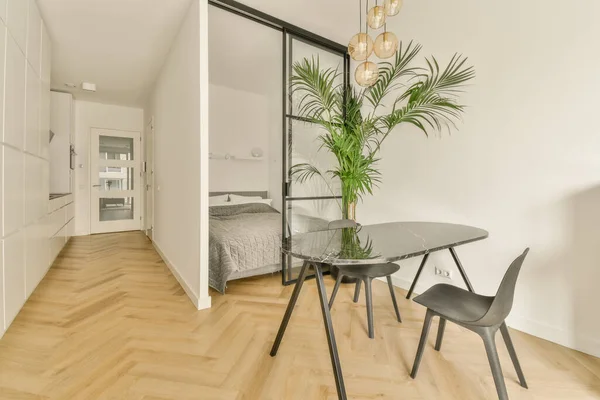 Ein Esstisch Und Stühle Einem Raum Mit Weißen Wänden Holzböden — Stockfoto