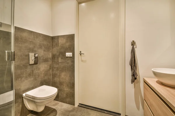 Banheiro Com Banheiro Pia Chuveiro Mesma Sala Outro Lado Parede — Fotografia de Stock