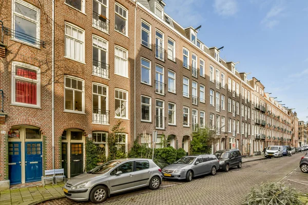 Amsterdam Hollanda Nisan 2021 Tuğlalı Binalar Mavi Gökyüzü Olan Bir — Stok fotoğraf