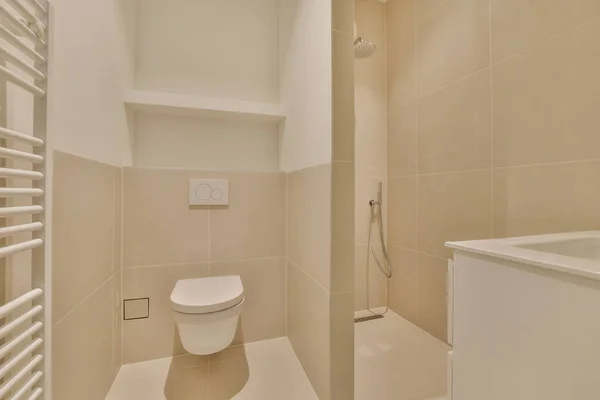 Malá Koupelna Béžovými Dlaždicovými Stěnami Bílými Dlaždicemi Stěně Spolu Rohu — Stock fotografie